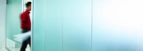 Qualsen Fensterfolie Blickdicht Fensterfolie Sichtschutz Sichtschutzfolie  Fenster Milchglasfolie Klebefolie Fenster Fensterfolie Selbsthaftend  Blickdicht Anti-UV Folie (90cm X 300cm, P040) : : Küche, Haushalt  & Wohnen